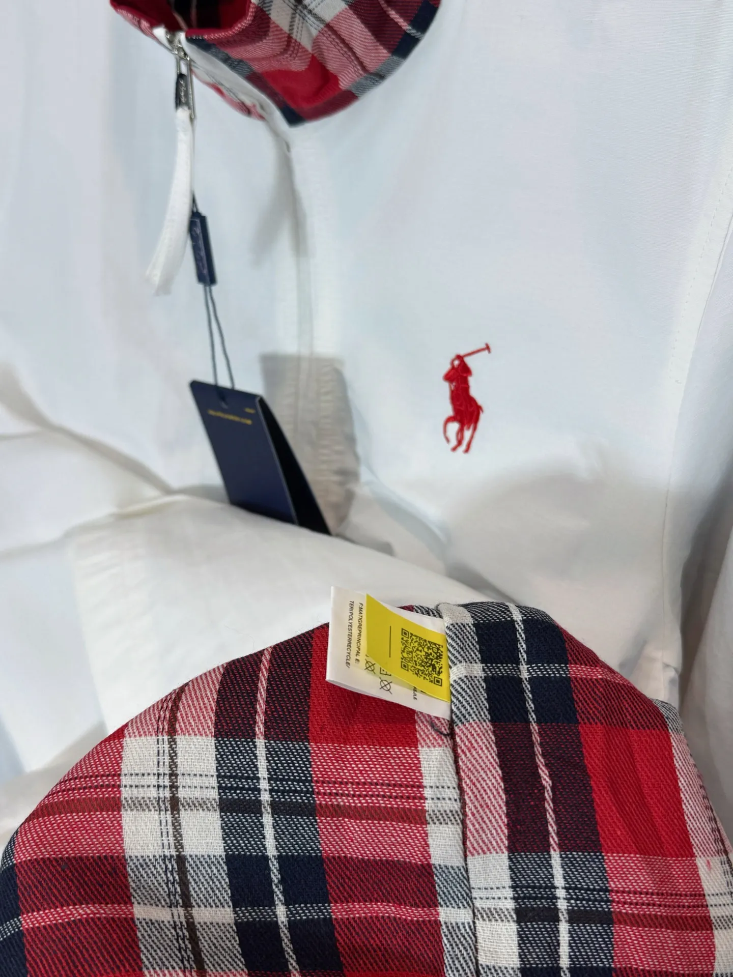 P320 model number: HE366 Ralph Lauren-Ralph Lauren old money style red plaid color block zipper jacket. The fabric is made of pure cotton breathable striped fabric. The upper body is comfortable and stylish, and feels silky and silky. The collar is made of red canvas plaid, and the horse riding warrior figure on the chest is made of high-density embroidery. The upper body is absolutely versatile, and the old money style style can be controlled casually. It is made by a large factory and has the original original label. It has three complete labels. You can buy it with confidence.  Color: Black/White Size: S M L XL